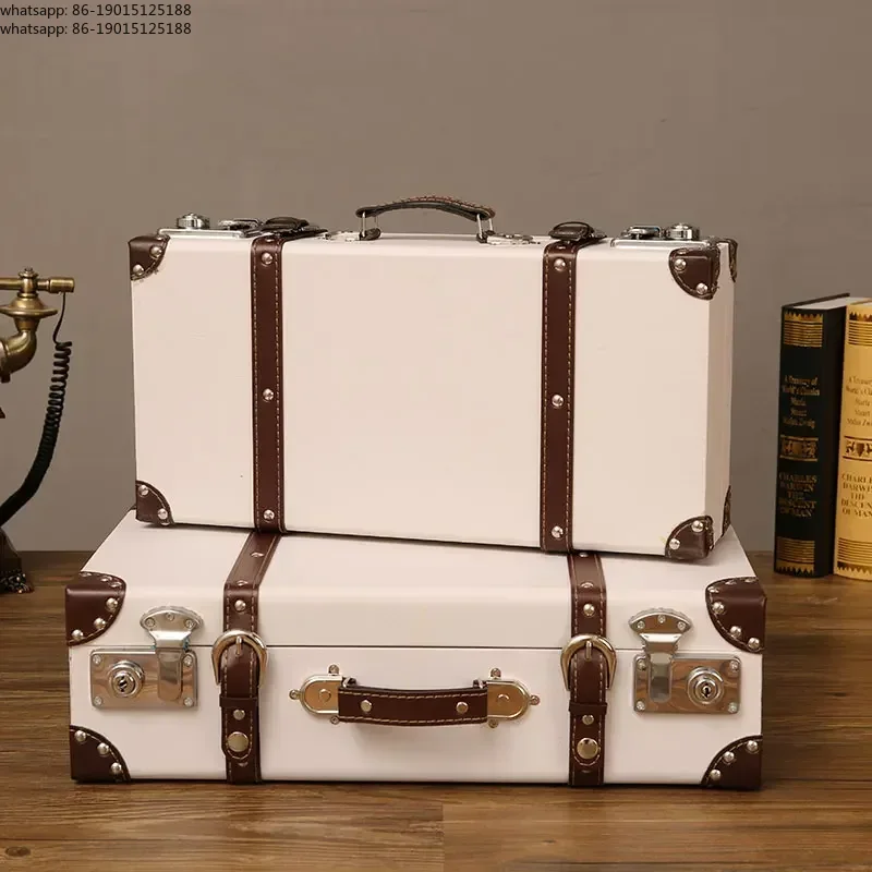 Retro Leather Case Figurines L - Photography Lighting Style recension och pris